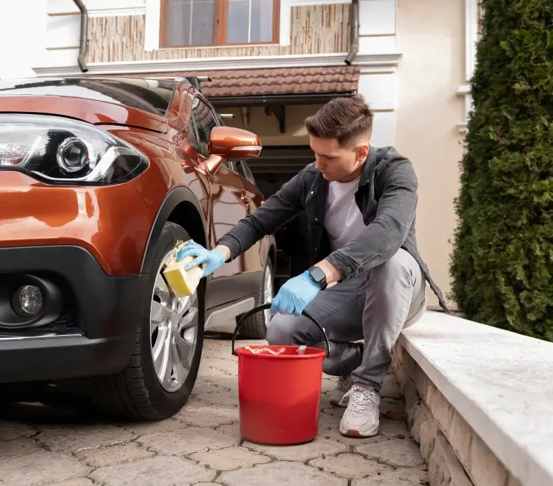 Lavage auto à domicile Mareuil-sur-Ourcq : professionnel intervenant sur un véhicule